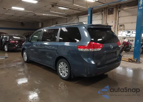 2014 Toyota Sienna Xle V6 8 Passenger z USA, uszkodzony, nr VIN 5TDYK3DC0ES452439